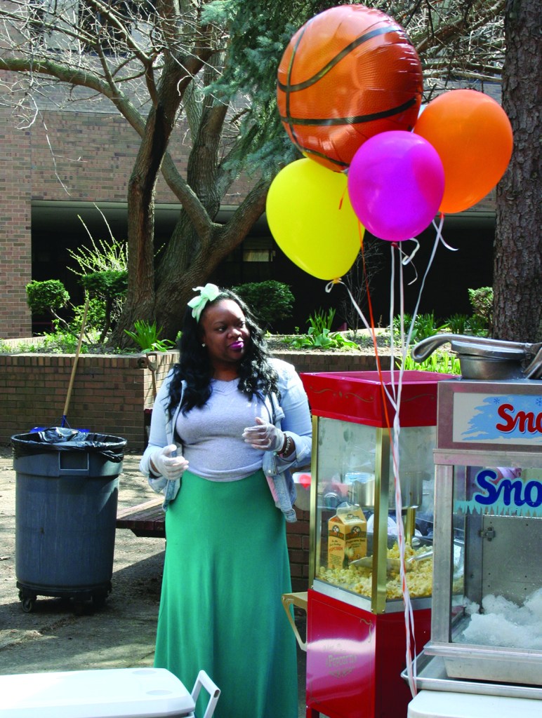 PHOTO BY DEBBIE SADLON Saturday, April 18, 2015; Hoops for Children’s Miracle Network, Luis Munoz Marin School gymnasium, 1701 Castle Ave: Walmart employees participate in a three-on-three basketball tournament to raise money for the Children’s Miracle Network. Joslyn McLemore, the wife of Steelyard Walmart Co-Manager Joe, serves up hot dogs to hungry players and fans. 