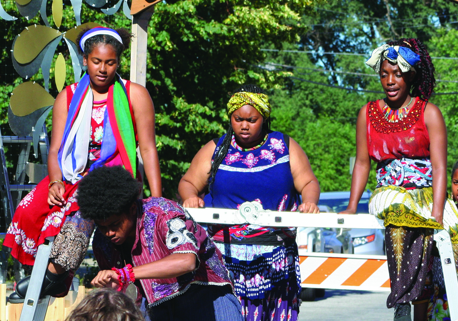 actresses-sit-on-ladder